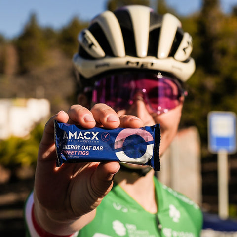 Elisa Longo Borghini che gusta una barretta energetica Amacx ai fichi dolci, un prodotto vegano che fornisce 30 grammi di carboidrati.